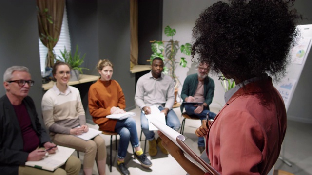 美国黑人女性商务教练给员工讲课视频素材