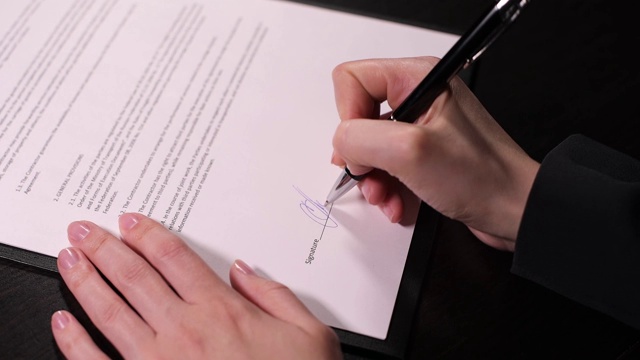女人在合同上签字，特写视频素材
