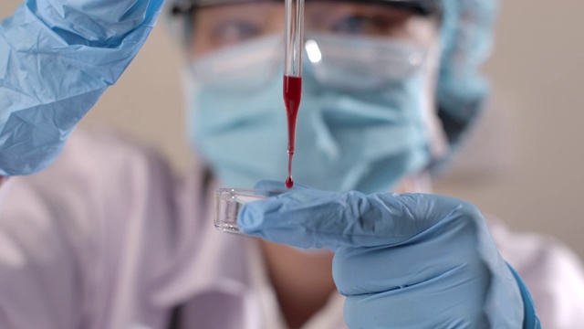 特写亚洲科学家滴血样测试在实验室视频素材