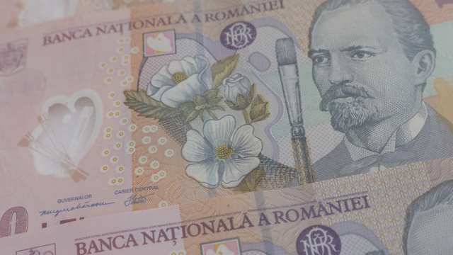 缓慢倾斜的罗马尼亚纸币特写视频下载