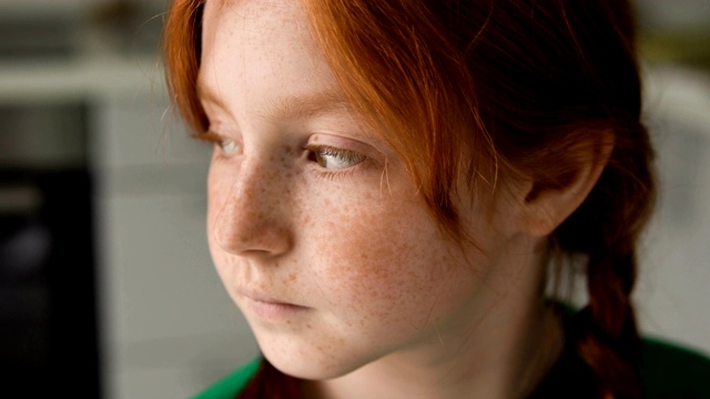 一个认真的红发小女孩的肖像。很伤心的孩子失踪了视频下载