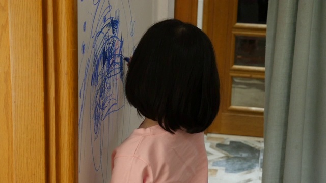 孩子在家里的墙上画画视频下载