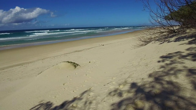 淘金白色沙滩海岸线视频素材