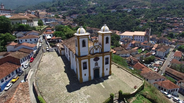 顶部的教堂和巴西米纳斯吉拉斯州美丽的乌罗普雷托市视频素材