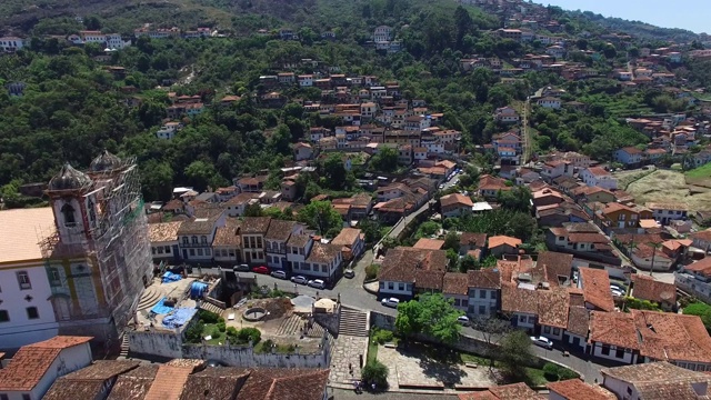 顶部的教堂和巴西米纳斯吉拉斯州美丽的乌罗普雷托市视频下载