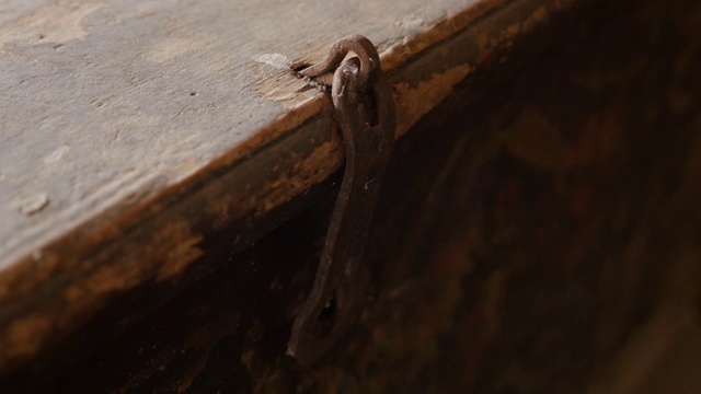 废弃房间里的慢镜头钢门闩视频下载