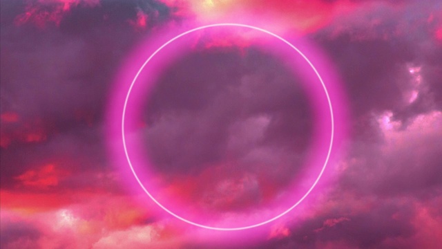 未来的霓虹圈在燃烧的天空中闪烁着耀眼的粉红色。视频下载