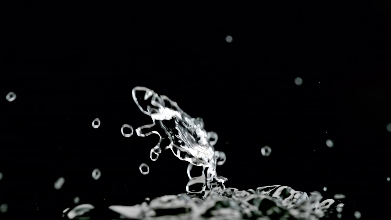 水滴落在黑色的水面上视频素材