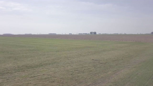 田野在乡村一侧的鸟瞰图视频素材