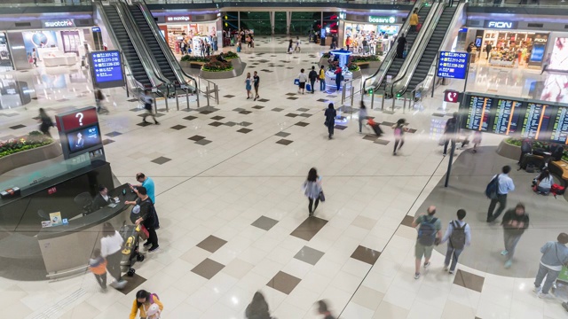 时间流逝:香港机场离境区旅游人群视频下载