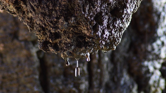 在洞穴中，水滴从岩石中滑落视频素材