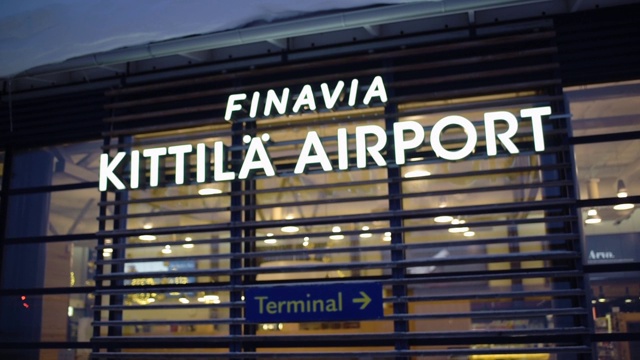 在芬兰，基蒂拉机场的入口处，夜深人明的招牌视频下载
