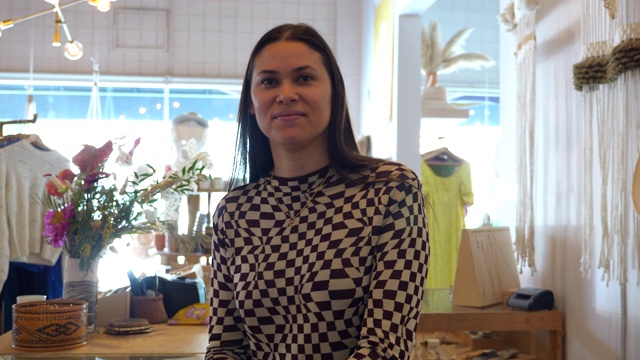 MS肖像微笑的女性服装店主站在商店视频素材
