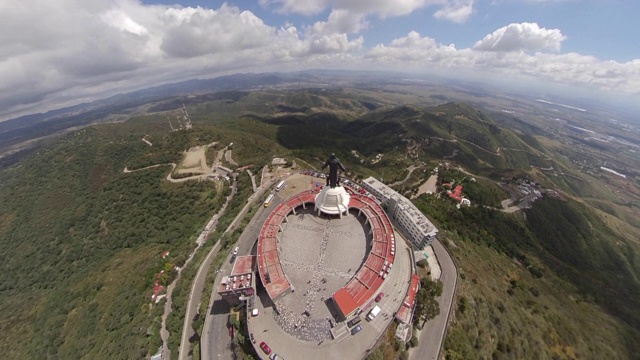 在瓜纳华托Cubilete山的基督国王上空飞翔视频素材