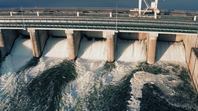 水电大坝或水电站，鸟瞰图视频素材