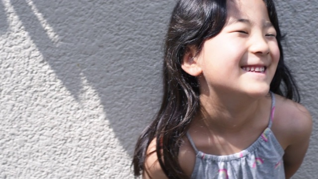 日本女孩的肖像，笑着视频下载
