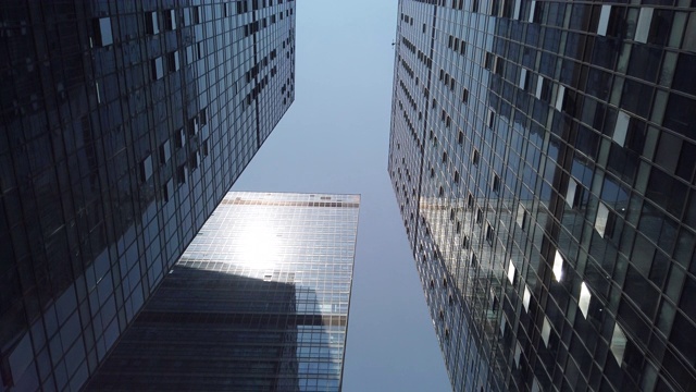 现代的玻璃摩天大楼映衬着天空视频下载