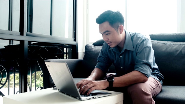 亚洲年轻自由设计师在他的家庭办公室的笔记本电脑视频会议上，网页设计师，UX UI设计师设计移动应用程序用户界面。视频素材