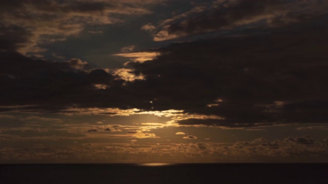 月亮升起满月时间从海洋地平线海洋复制空间澳大利亚昆士兰视频素材