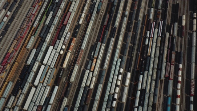 空中摄影，显示货运列车在一个转车场，美国德克萨斯州视频下载