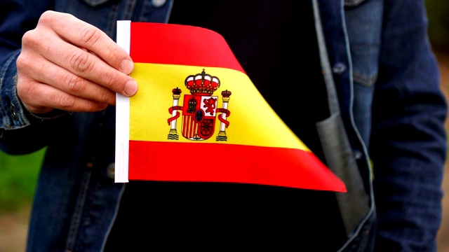 一个人在户外举着西班牙国旗。独立日，或国定假日的概念视频下载