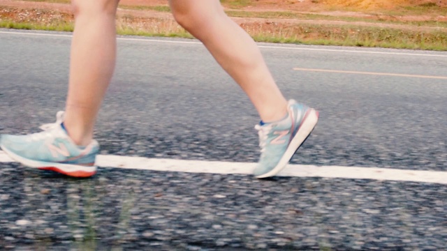 在东南亚和泰国的乡村地区，妇女在路上慢跑视频下载
