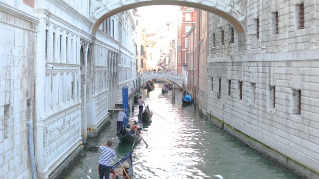 威尼斯叹息桥。船夫在叹息威尼斯的桥下游泳，意大利。浪漫之地叹息桥视频素材