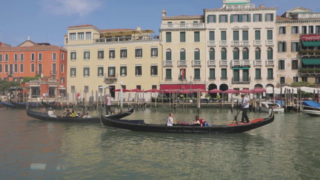 威尼斯大运河上的贡多拉。美丽的大运河威尼斯。威尼斯，意大利。威尼斯浪漫的地方视频素材