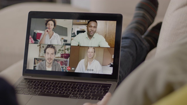 与在家工作的同事进行视频通话，商务人员使用视频会议技术进行虚拟会议视频素材