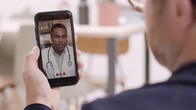 男医生在家通过智能手机在线视频咨询病人视频下载