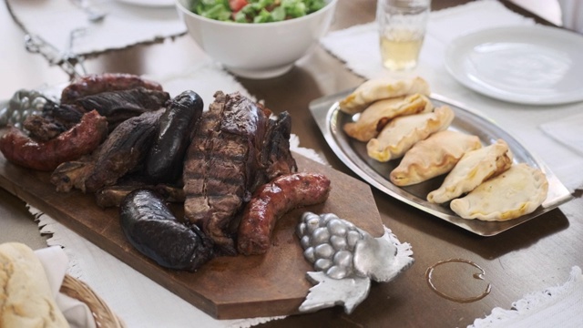 餐桌上的传统阿根廷Asado午餐视频下载