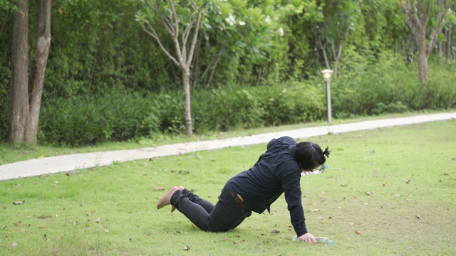 亚洲男子在covid-19期间试图在家庭花园或公园用水瓶锻炼视频下载