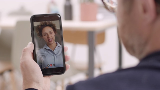 新冠肺炎大流行期间，护士通过智能手机视频电话在家咨询患者并分享医疗结果视频下载