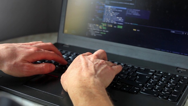 程序员在笔记本电脑上编程。编码器手输入程序代码在键盘上的网站视频素材