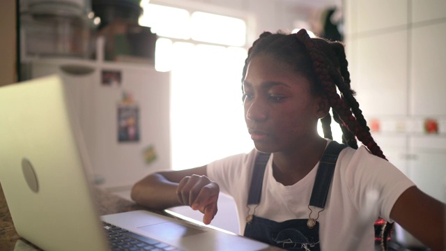 少女在家里用笔记本电脑学习视频素材