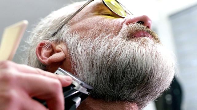 专业发型师给老男人新胡子的样子视频下载