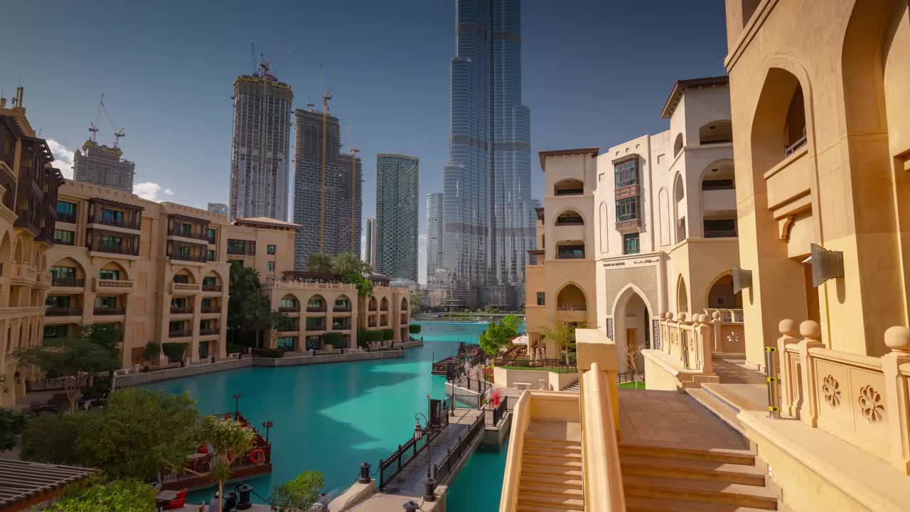 阳光明媚的日子迪拜市中心著名的古城最高的建筑海湾全景时间间隔4k阿拉伯联合酋长国视频下载