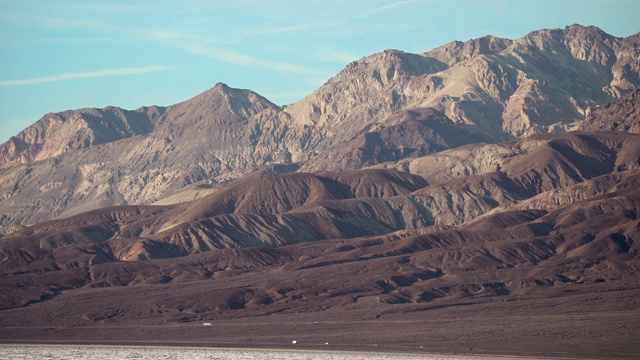 死亡谷国家公园沙漠与游客驾驶视频素材