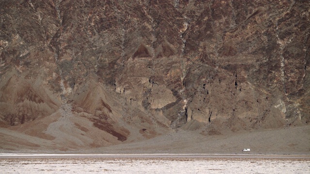 死亡谷国家公园沙漠与游客驾驶视频素材