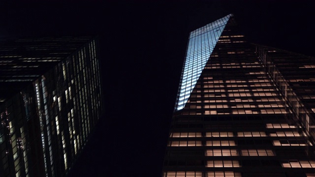 夜晚灯火通明的摩天大楼视频下载