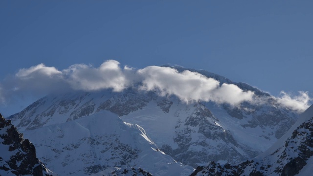 时间流逝的观点，云在德纳里也被称为麦金利山在德纳里国家公园美国阿拉斯加视频下载