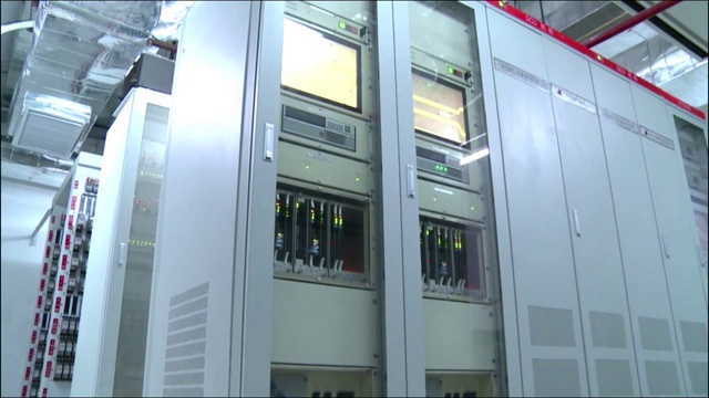 数据中心中的服务器机架。白色的服务器机房。信息技术，ISP，控制室概念。视频下载