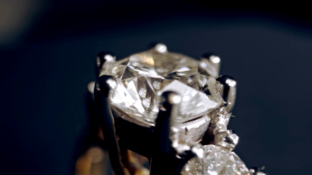 极端详细的钻石戒指近距离拍摄，而旋转在黑暗的背景视频素材