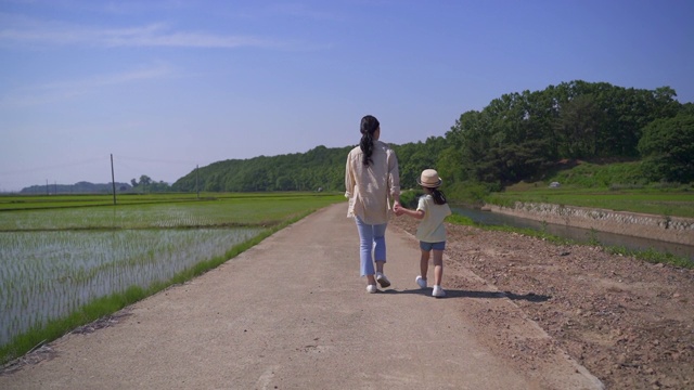 农村活动——母女一起散步视频素材