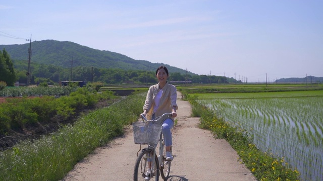 农村活动-年轻女子骑自行车视频素材