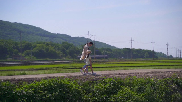 农村活动——母女一起散步视频素材