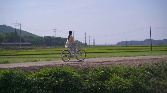 农村活动-年轻女子骑自行车视频购买