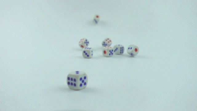 骰子在慢镜头中滚动到镜头前面。视频下载