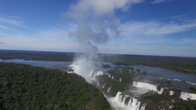 鸟瞰图伊瓜苏瀑布，在巴西和阿根廷的边界。视频下载
