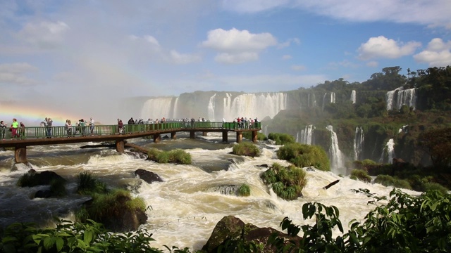 游客参观奇妙的伊瓜苏瀑布视频下载